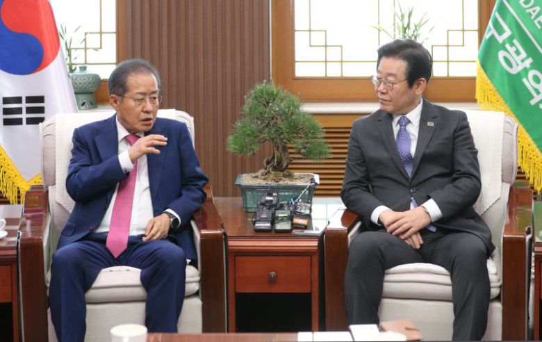 이재명 더불어민주당 대표가 지난 5월 10일 오후 대구시청 산격청사를 찾아 홍준표 대구시장과 면담하고 있다. 2023.05.10. /사진=뉴시스