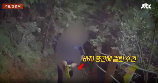 수건 사이로 신체 중요부위를 노출한 남성. 출처=JTBC 사건반장 캡처