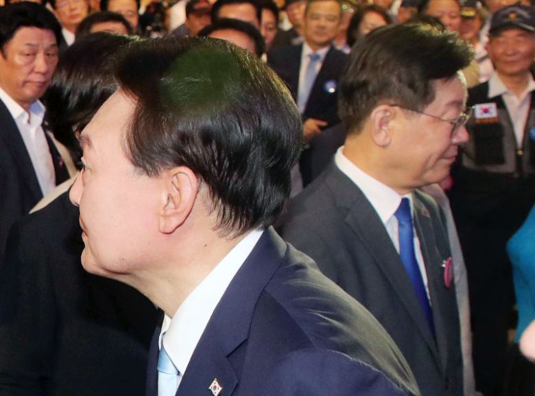 민주당 이재명 대표와 마주친 윤석열 대통령 (서울=연합뉴스) 진성철 기자 = 윤석열 대통령이 15일 서울 서대문구 이화여대 대강당에서 열린 제78주년 광복절 경축식에서 퇴장하며 더불어민주당 이재명 대표 앞을 지나고 있다. 2023.8.15 [대통령실통신사진기자단] zjin@yna.co.kr (끝)