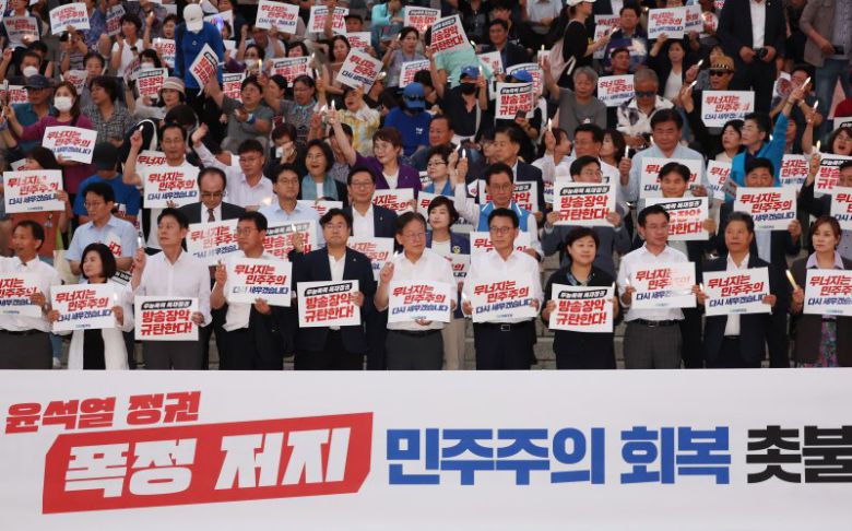 (서울=뉴스1) 송원영 기자 = 이재명 더불어민주당 대표와 박광온 원내대표 등이 5일 저녁 서울 여의도 국회 본청 앞 계단에서 열린 '민주주의 회복 촛불문화제'에서 구호를 외치고 있다. 2023.9.5/뉴스1 /사진=뉴스1화상