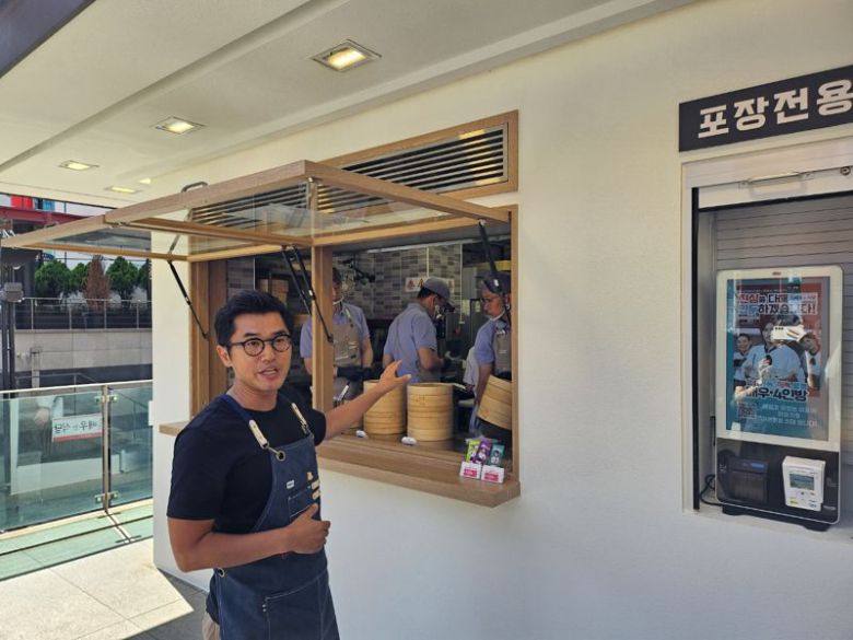 LG유플러스 김현민 상무가 서울 강남구에 위치한 '식당연구소' 1호점을 소개하고 있다. 주방에선 LG유플러스 직원들, 더본코리아 직영점장이 주요 메뉴인 만두를 준비하고 있다. 사진=김준혁 기자