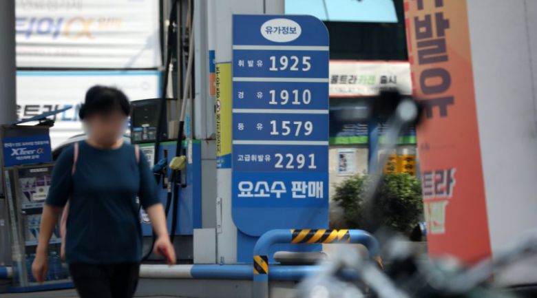 [서울=뉴시스] 김선웅 기자 = 국제유가가 치솟는 가운데 국내 주유소 휘발유, 경유 가격도 9주 연속 상승했다. 한국석유공사 유가정보시스템 오피넷에 따르면 9월 첫째 주 전국 주유소 휘발유 평균 판매 가격이 전주보다 5원 상승한 1750원, 서울 휘발유 평균 판매 가격은 7.8원 오른 1831.8원, 전국 주유소 경유 판매가는 1640.6원으로 집계됐다. 10일 서울의 한 주유소에서 휘발유·경유가 판매되고 있다. 2023.09.10. mangusta@newsis.com <저작권자ⓒ 공감언론 뉴시스통신사. 무단전재-재배포 금지.> /사진=뉴시스화상