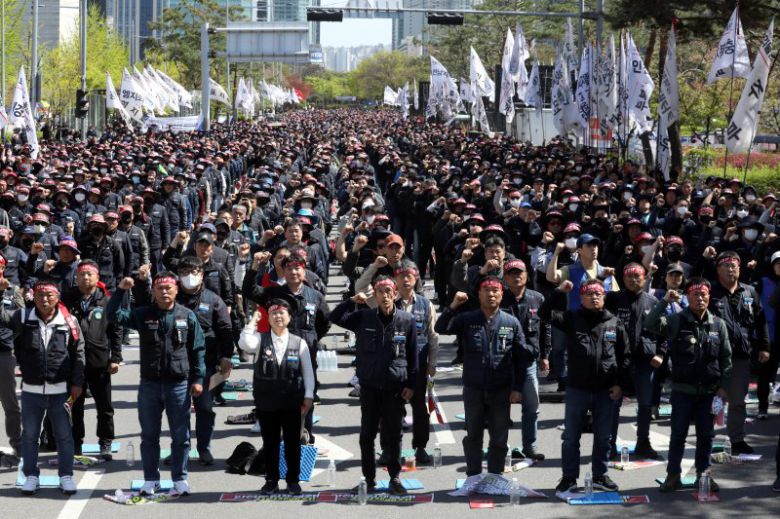 지난 4월 8일 오후 국회 앞에서 열린 화물노동자 결의대회에서 화물연대 조합원들이 안전운임제 확대와 완전한 지입제 폐지 등을 촉구하는 구호를 외치고 있다. 뉴시스