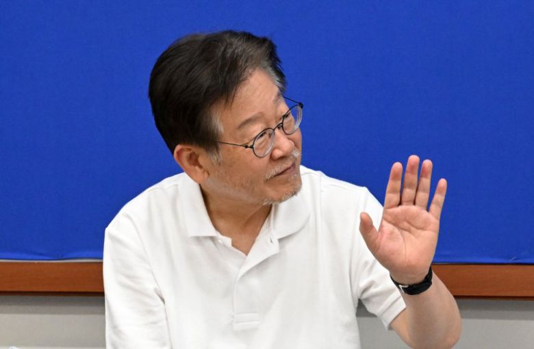 [서울=뉴시스] 고범준 기자 = 이재명 더불어민주당 대표가 14일 서울 여의도 국회 당 대표실에서 15일차 단식을 진행중인 가운데 단식 중단을 요청하기 위해 찾아온 의원들을 향해 손인사를 하고 있다. (공동취재사진) 2023.09.14. photo@newsis.com /사진=뉴시스