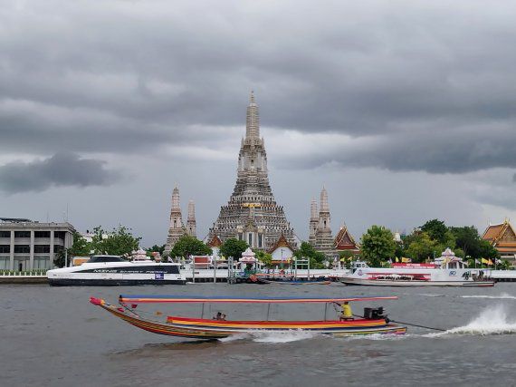해가 지기 전 짜오프라야 강 건너편에서 바라본 '왓 아룬'