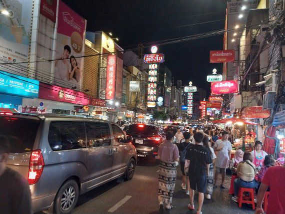 차이나타운의 혼잡한 거리 모습.