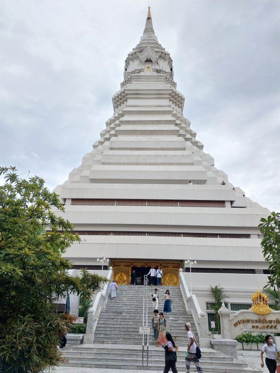'왓 빡남 파씨 짜런'의 건축물.