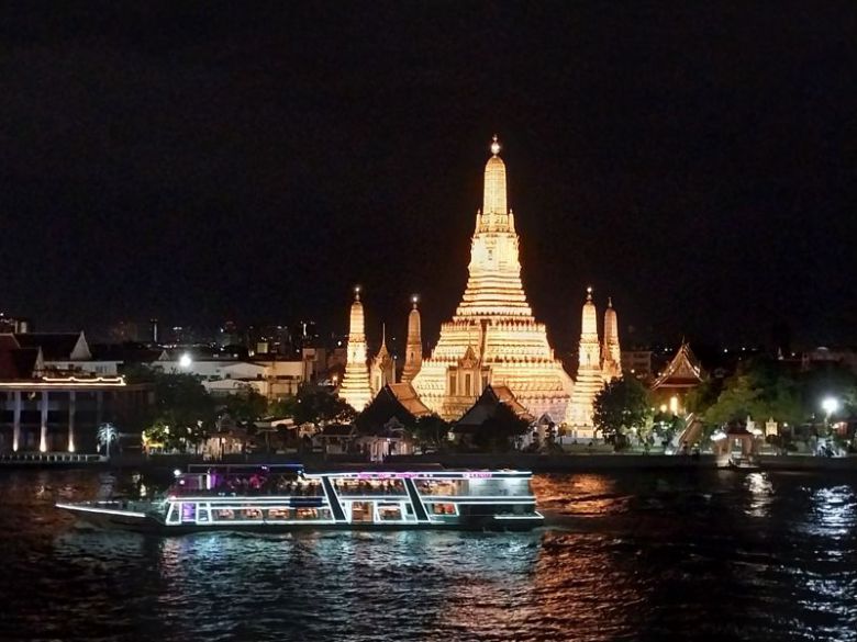 방콕 짜오프라야강 너머로 조명이 들어온 '왓 아룬(새벽 사원)'의 야경이 아름답다. /사진=이환주 기자