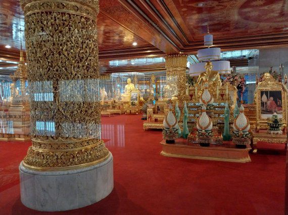 '왓 빡남 파씨 짜런' 건축물 내부 모습.