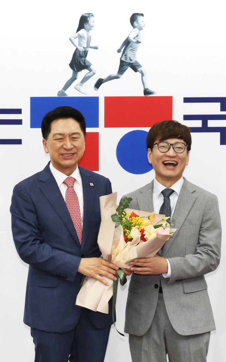 20일 국회에서 열린 국민의힘 입당 환영식에서 김기현 국민의힘 대표(왼쪽)가 이날 입당한 개그맨 출신 김영민 씨와 기념촬영을 하고 있다./사진=연합뉴스