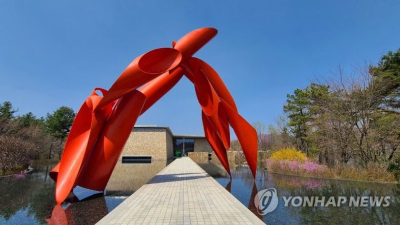 (원주=연합뉴스) 이재현 기자 = 세계적인 건축가 안도 다다오가 설계한 원주시 지정면 오크밸리 뮤지엄 산(SNA)이 개나리와 진달래가 활짝 펴 봄 정취를 뽐내고 있다. 3.31