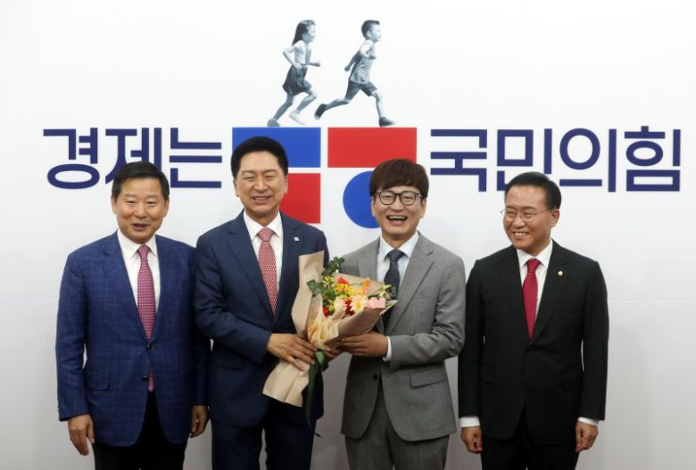 20일 오전 서울 여의도 국회에서 열린 '국민을 위한 도전정신' 입당 환영식에서 김기현 국민의힘 대표가 보수유튜버로 활동중인 개그맨 김영민과 기념촬영을 하고 있다. 왼쪽부터 이철규 사무총장, 김 대표, 김영민, 윤재옥 원내대표. /사진=뉴시스화상