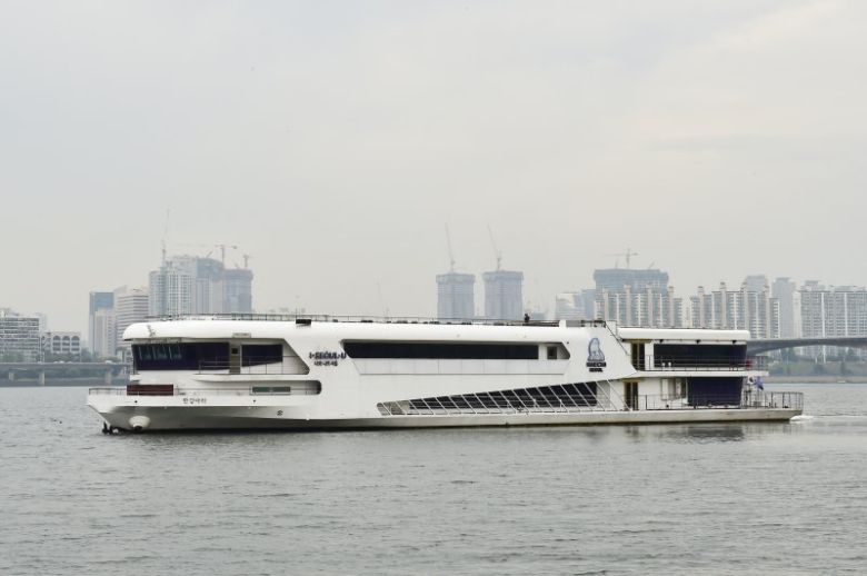 유람선 아라호가 여의도 선착장에서 출항하고 있다. 사진은 기사 본문과 무관함 /사진=뉴스1