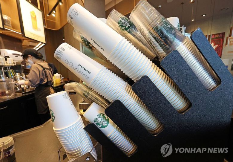 2025년부터 서울서 일회용 컵 쓰면 보증금 300원 (서울=연합뉴스) 류영석 기자 = 서울시가 '일회용 플라스틱 감축 종합대책'을 발표한 가운데 7일 서울의 한 프랜차이즈 카페에 포장용 일회용 컵이 쌓여 있다. 서울시에 따르면 오는 2025년부터 일회용 컵 보증금제를 도입해 커피전문점 등에서 일회용 컵을 쓰면 보증금 300원을 부과하고 한강공원에서는 일회용 배달용기 반입이 단계적으로 금지된다./연합뉴