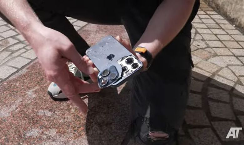 카메라 부분이 완전히 분리된 아이폰15프로. 애플트랙 캡처