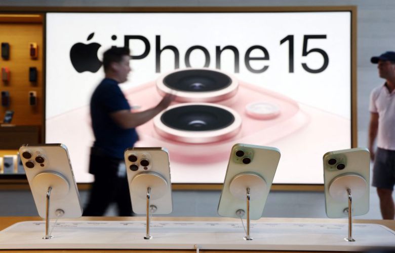 애플의 아이폰15 시리즈 오프라인 판매가 시작된 22일(현지시간) 미국 로스앤젤레스의 그로브 매장에 아이폰15 시리즈가 전시되어 있다. /사진=AFP연합뉴스