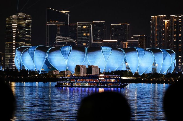 2022 항저우 아시안게임 개막을 4일 앞둔 19일 개회식이 열릴 올림픽 스포츠센터 스타디움에 라이트쇼가 펼쳐지고 있다. 사진=뉴스1