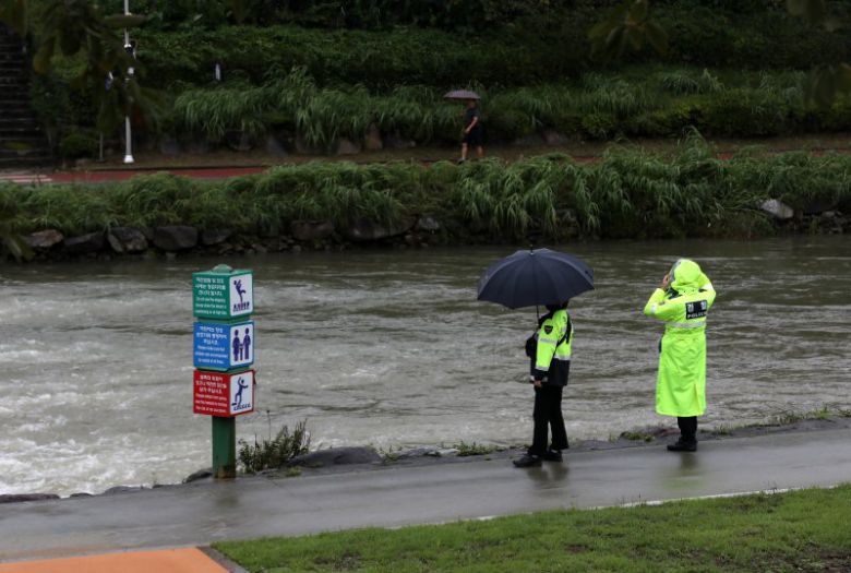 지난 21일 오전 소방당국과 경찰이 최초 실종 장소인 부산도시철도 1호선 온천장역 인근부터 온천천 하류가 연결되는 수영강 입구까지 5.3㎞ 구간을 집중 수색하고 있는 모습. 사진=뉴스1