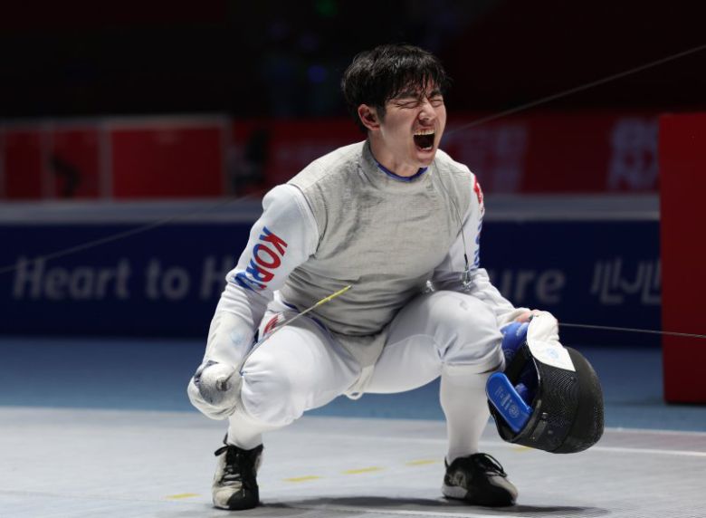 제19회 항저우 아시안게임에 출전하고 있는 대한민국 대표팀 선수들이 추석 연휴에도 금메달을 향한 도전을 이어간다. 27일 열린 펜싱 남자 플뢰레 단체전에 출전한 허준(위 사진)과 같은날 여자 50m 소총 3자세 단체전에 출전해 3위를 기록한 이계림, 이은서, 배상희 선수(왼쪽부터). 연합뉴스