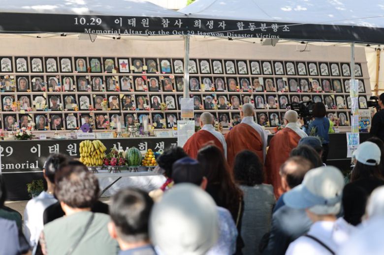 추석인 29일 오후 서울광장에 마련될 10·29 이태원참사 희생자 합동분향소에서 참석자들이 희생자들을 추모하는 합동 차례를 지내고 있다. /사진=연합뉴스