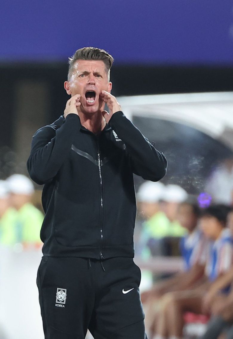 여자 축구 벨 감독이 경기 후 심판의 자질과 대회 조직위의 운영에 대해서 강하게 반발했다 "이것이 스포츠가 맞는가. 제발 공정하게 해달라 제발! 이라면서 분노를 감추지 못했다" (사진 = 연합뉴스)