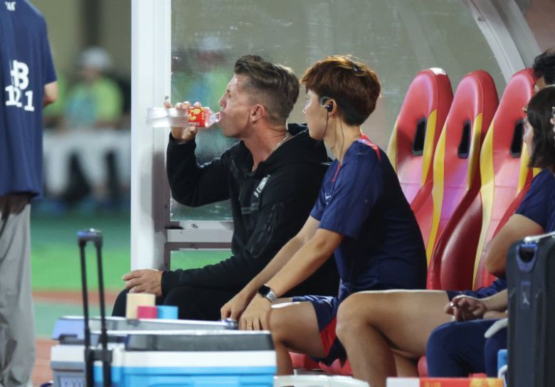 30일 중국 윈저우 스포츠센터 스타디움에서 열린 2022 항저우 아시안게임 여자 축구 8강전 한국 대 북한 경기, 후반전 2대1 역전골을 허용한 콜린 벨 감독이 물을 마시고 있다. (사진 = 뉴시스)
