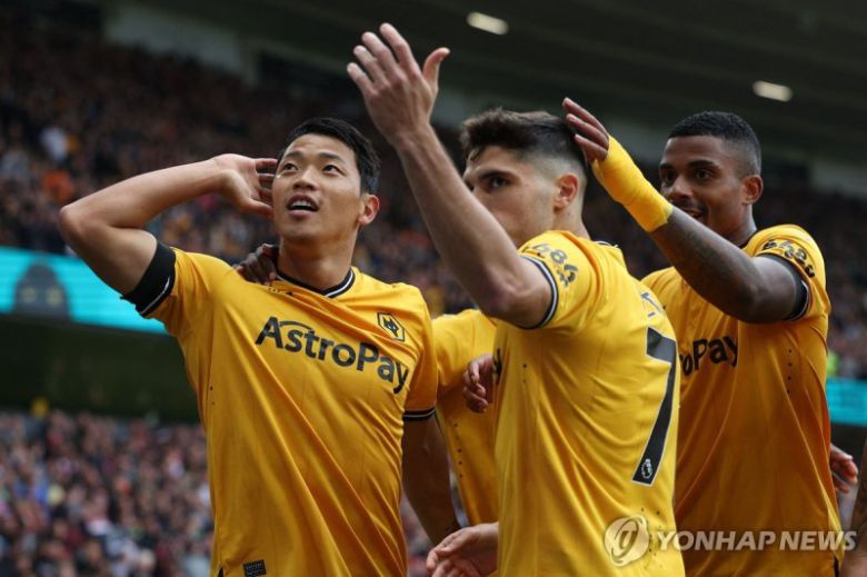 골을 넣고 기뻐하는 울버햄튼 황희찬 (사진 = 연합뉴스)