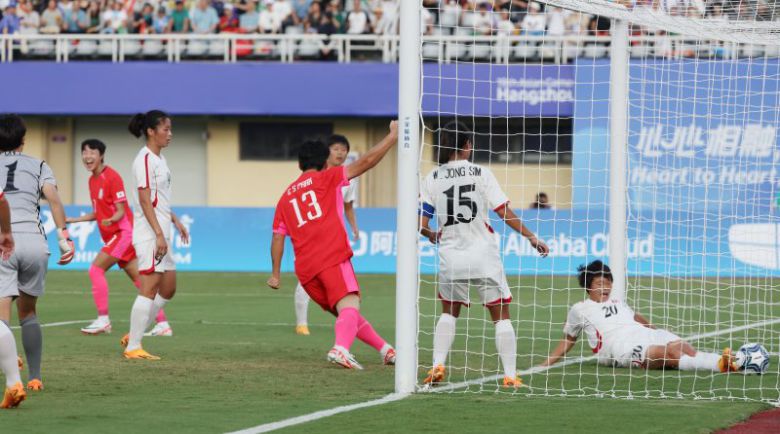 [윈저우=뉴시스] 2022 항저우 아시안게임 여자 축구 8강전 한국 대 북한 경기, 전반전 북한 리혜경이 자책골을 넣고 있다.