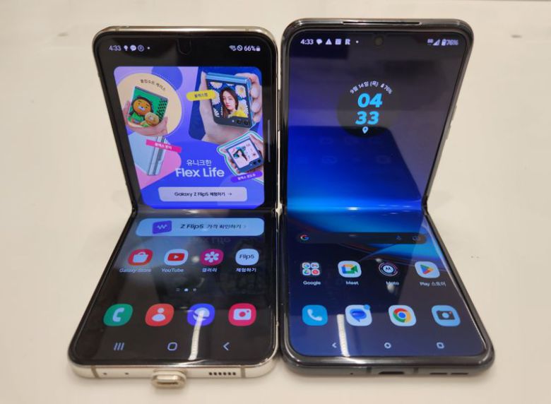 갤럭시Z플립5와 모토로라 레이저40울트라(오른쪽). 사진=구자윤 기자