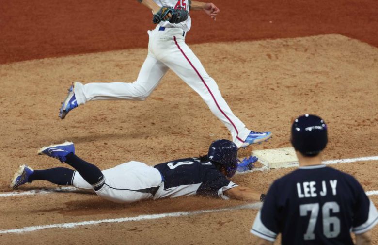 [사오싱=뉴시스] 조수정 기자 = 2일 중국 저장성 사오싱 1야구장에서 열린 2022 항저우 아시안게임 야구 B조 조별리그 2차전 대한민국 대 대만 경기, 2회초 2사 주자 2, 3루 한국 김성윤이 내야 땅볼을 친 뒤 1루에서 헤드 퍼스트 슬라이딩 하고 있다. 판정은 아웃. 2023.10.02. chocrystal@newsis.com <저작권자ⓒ 공감언론 뉴시스통신사. 무단전재-재배포 금지.> /사진=뉴시스화상