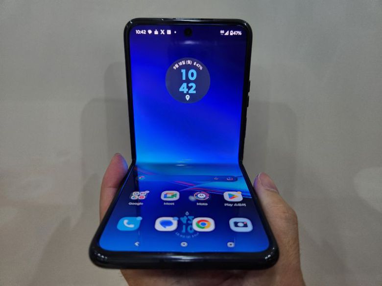 모토로라 레이저40울트라. 사진=구자윤 기자