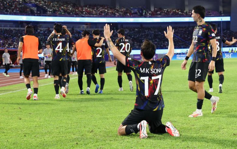 골 세리머니하는 송민규 (항저우=연합뉴스) 송민규가 팀 두번째 골을 넣고 세리머니를 하고 있다.