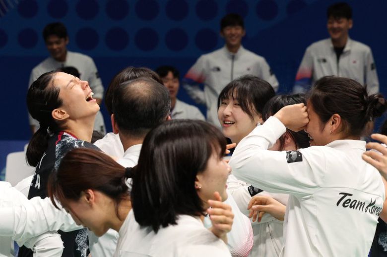 안세영을 비롯한 배드민턴 여자 대표팀이 1일 중국 항저우 빈장체육관에서 열린 2022 항저우 아시안게임 배드민턴 여자 단체 결승에서 금메달을 확정지은 후 환호하고 있다./사진=뉴스1