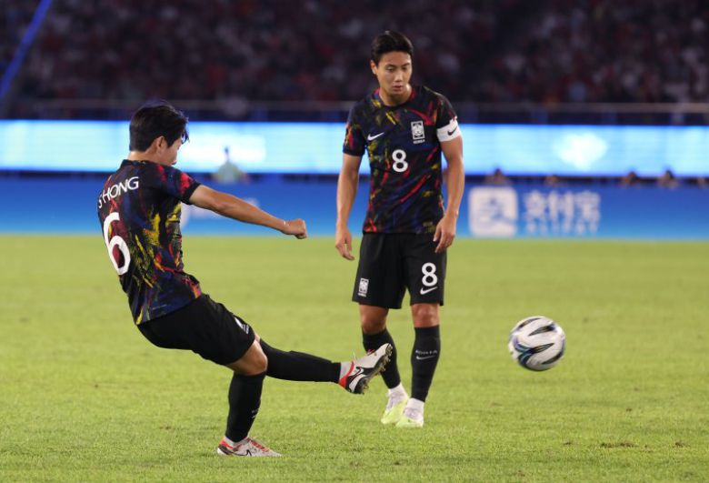 [항저우=뉴시스] 전반전 홍현석이 선제골을 넣는 프리킥을 하고 있다