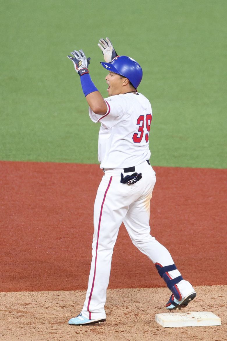 (항저우(중국)=뉴스1) 신웅수 기자 = 2일 중국 항저우 인근 사오싱 야구 스포츠 문화센터에서 열린 2022 항저우 아시안게임 야구 본선 B조 2차전 대한민국과 대만의 경기에서 8회말 1사 주자 없는 상황 우녠팅이 2루타를 친 후 환호하고 있다. 2023.10.2/뉴스1 /사진=뉴스1화상