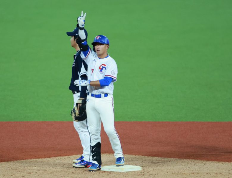 (사오싱[중국]=연합뉴스) 1회말 대만 정쭝저가 2루타를 치고 2루에서 세리머니를 하고 있다.