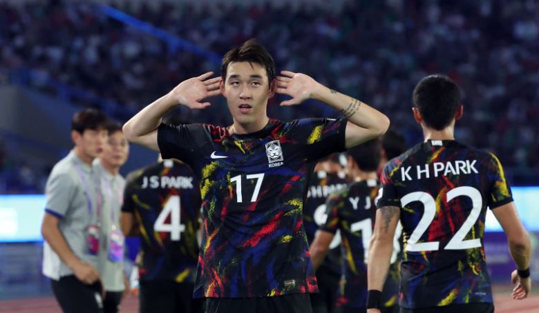 중국 관중 침묵 시키는 송민규 (항저우=연합뉴스)2022 항저우 아시안게임 남자 축구 8강전 중국과의 경기. 팀 두번째 골을 넣은 송민규가 세리머니를 하고 있다.