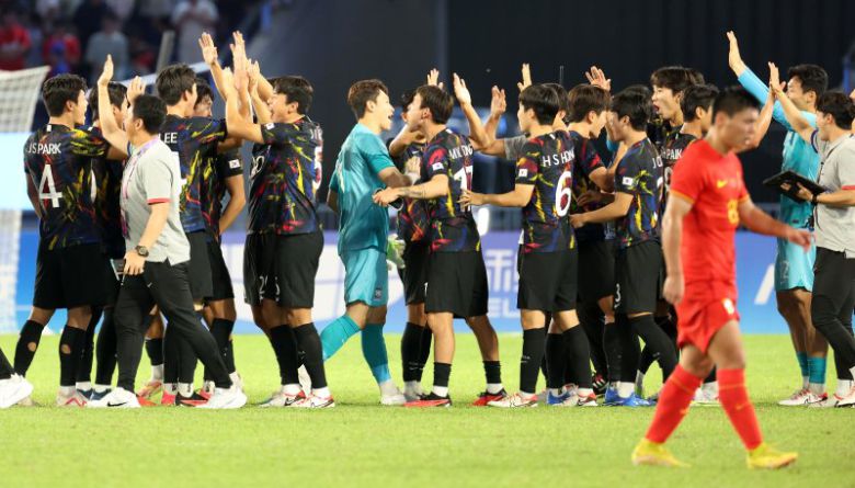 지난 1일 오후 중국 항저우 황룽 스포츠센터 스타디움에서 열린 제19회 항저우 아시안게임 대한민국과 중국의 축구 8강전에서 중국에 2대 0 승리를 거둔 대한민국 선수들이 기뻐하고 있다. 사진=뉴스1