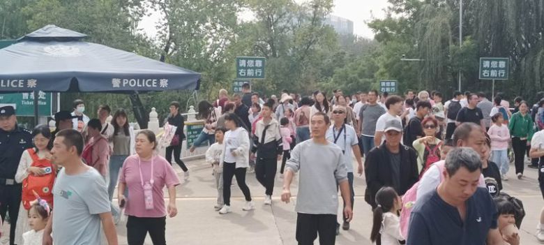 중국 국경절인 지난 1일 베이징동물원 관광객 모습. 중국 문화여유부는 9월 29일~10월 6일 연휴 동안 중국 국내 여행객이 연인원 8억9600만명에 달할 것으로 전망했다. 사진=정지우 특파원