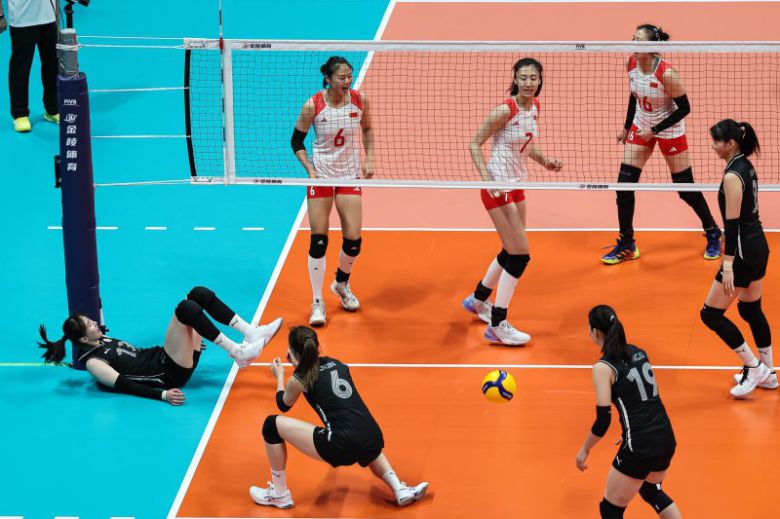 4일 중국 항저우 사범대학 창첸캠퍼스 체육관에서 열린 2022 항저우 아시안게임 여자 배구 8강 라운드 대한민국과 중국의 경기에서 박정아의 공격이 상대 블로킹에 막히고 있다. 여자 배구 대표팀은 이날 8강 라운드 E조 중국과의 경기에서 세트스코어 0-3(12-25 21-25 16-25)으로 패하며 4강 진출이 무산됐다. 여자 배구가 아시안게임에서 4강 진출에 실패한 것은 2006년 도하 대회 이후 17년 만이다. 뉴스1화상