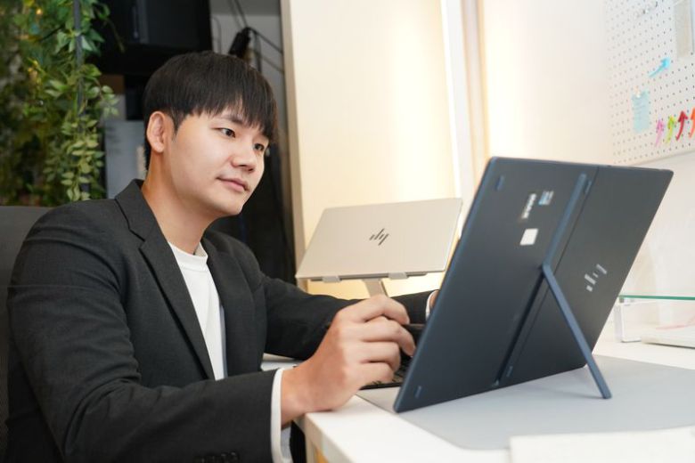 HP 관계자가 펜을 활용해 ‘HP 스펙터 폴더블'을 사용하고 있다. HP 제공