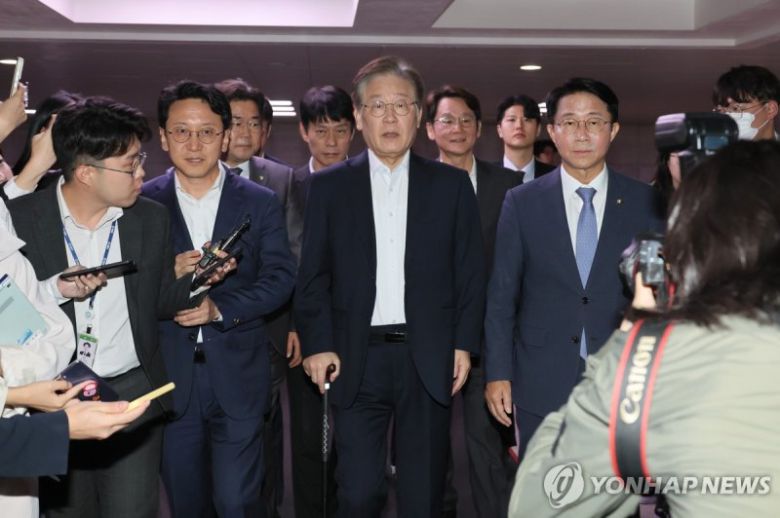 이재명 더불어민주당 대표가 6일 본회의에 출석하기 위해 국회에 도착하고 있다. 연합뉴스