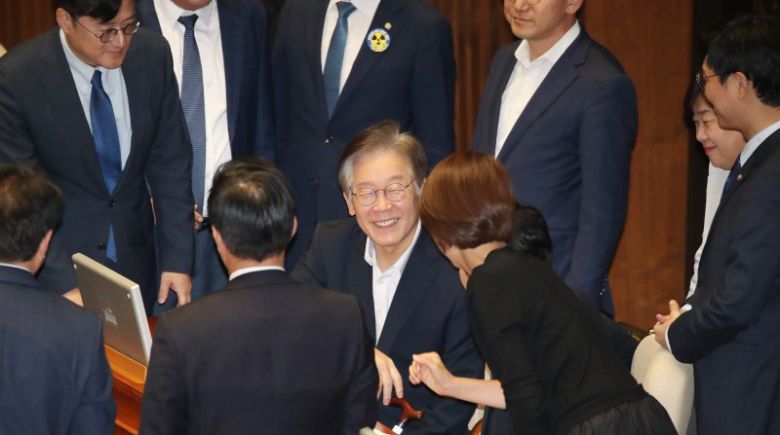 (서울=뉴스1) 임세영 기자 = 이재명 더불어민주당 대표가 6일 오후 서울 여의도 국회에서 열린 제410회 국회(정기회) 제9차 본회의에 참석해 의원들과 인사를 나누고 있다. 2023.10.6/뉴스1 /사진=뉴스1화상