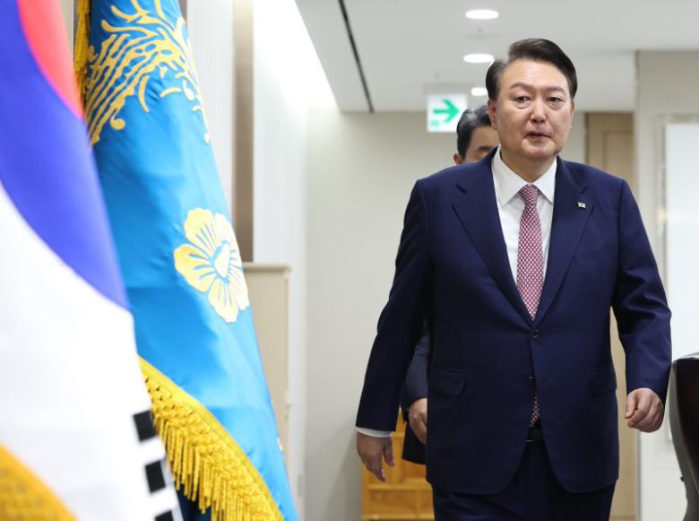 윤석열 대통령이 10일 서울 용산 대통령실 청사에서 열린 국무회의에 입장하고 있다. 연합뉴스