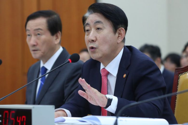 이동관 방송통신위원회 위원장이 10일 오후 서울 여의도 국회에서 열린 과학기술정보방송통신위원회의 방송통신위원회 등에 대한 국정감사에서 의원 질의에 답변하고 있다. 뉴시스