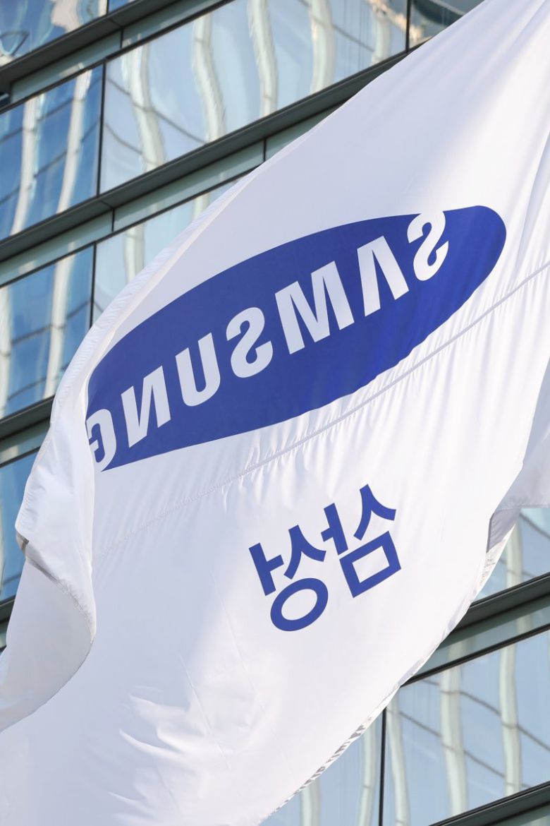 삼성전자 3분기 영업이익 2.4조, 전분기 대비 258%↑ (서울=연합뉴스) 신현우 기자 = 삼성전자가 올해 3분기 잠정 실적을 발표한 11일 서울 삼성전자 서초사옥 모습. 삼성전자는 이날 연결 기준 올해 3분기 영업이익이 2조4천억원으로 지난해 동기보다 77.9% 감소한 것으로 잠정 집계됐다고 공시했다. 다만 영업이익이 6천억원대에 그친 1·2분기와 비교하면 실적 개선세가 뚜렷하다. 직전 분기의 6천700억원보다는 3배 이상으로(258.2%) 증가했다. 2023.10.11 nowwego@yna.co.kr (끝)