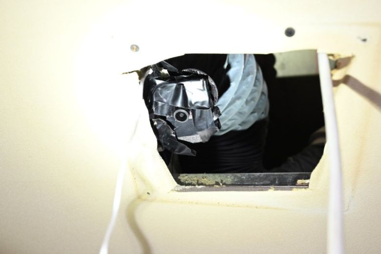 지난달 26일 검찰에 구속송치된 20대 중국인 남성 A씨(27)가 설치한 IP카메라. 모텔 환풍구 등에 이 같은 IP 카메라를 설치했다. 서울 관악경찰서 제공