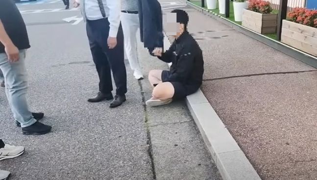 '조폭저격' 유튜버 B씨가 과거 수원의 폭력 조직원들과 승강이를 벌이는 모습. 사진=뉴시스, 유튜브 캡처