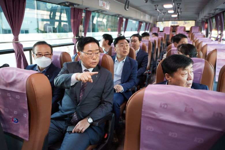 1304번 버스에 탑승해 현황을 점검하고 있는 강수현 양주시장. /양주시 제공