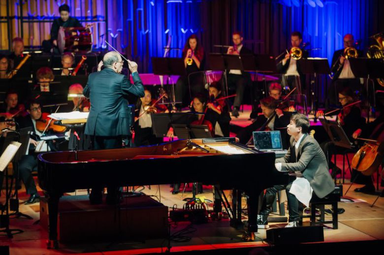 정재일, 런던 바비칸센터 공연 (런던=연합뉴스) 최윤정 특파원 = 연주자 겸 작곡가 정재일이 1일(현지시간) 런던 바비칸센터에서 개최된 K-뮤직 페스티벌 개막 공연에서 런던심포니 오케스트라와 협연을 하고 있다. 2023.10.2 [주영한국문화원 제공. 재판매 및 DB 금지] photo@yna.co.kr (끝)